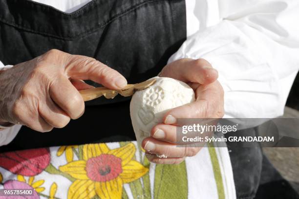 Slovenie, au dessus de la vallee de Kamnik, le plateau de Velika Planina et ses maisons traditionnelles en bois, Preparation du fromage traditionnel.