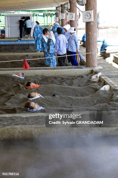 BAINS DE SABLE CHAUD MUNICIPAUX SUR LA PLAGE, IBUSUKI, ILE DE KYUSHU, JAPON.