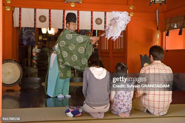 PRETRE PENDANT UNE CEREMONIE, ANCIEN SANCTUAIRE SHINTO HIRAKIKI, IBUSUKI, ILE DE KYUSHU, JAPON.