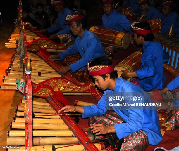 BALI, BELIMBING SPECTACLE TRADITIONNEL , GAMELAN, XYLOPHONE EN BAMBOU.