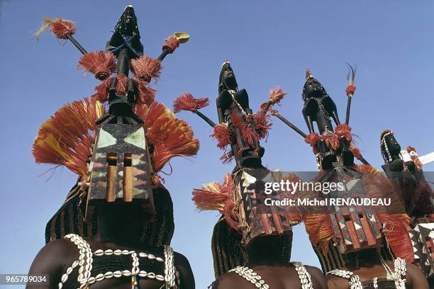 Mali, Pays Dogon, masques Satimbe, qui represente la premiere femme consacre comme ya Siguine par les Andumbulu. Au mali dans la falaise de...
