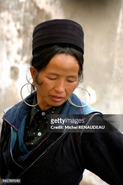 Les Hmong Noir viennent au marché de Sapa pour vendre leur artisanat et acheter ce dont ils ont besoins Les Hmong Noir viennent au marché de Sapa...