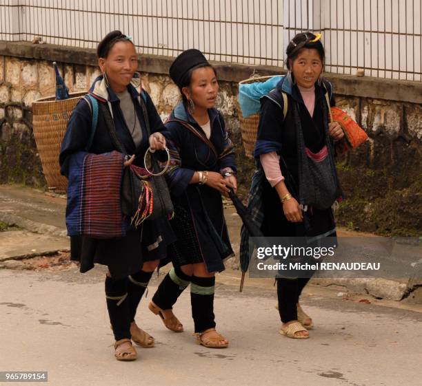 Les Hmong Noir viennent au marché de Sapa pour vendre leur artisanat et acheter ce dont ils ont besoin Les Hmong Noir viennent au marché de Sapa pour...