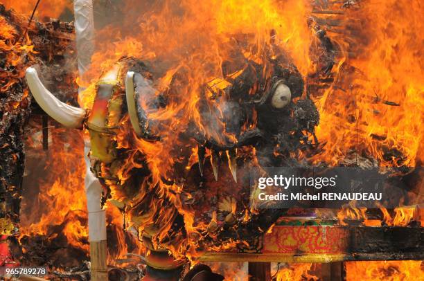 INDONESIE, BALI, RENDANG, CREMATION COLLECTIVE. LA MORT ET LA CREMATION SONT DES ETAPES DE LA MIGRATION DE L AME VERS LE PARADIS. UN DECES ET LE...