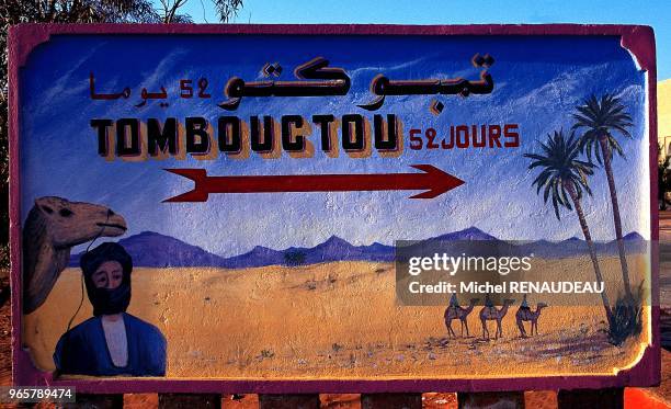 Zagora, Sud Marocain , panneau indiquant la direction de Tombouctou.