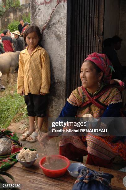 Tous les dimanches les Hmong fleuris se rendent au marché de Bac Ha pour échanger leurs marchandises et se rencontrer Tous les dimanches les Hmong...