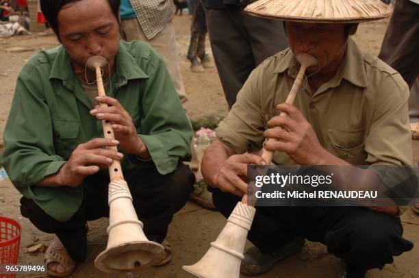 Tous les dimanches les Hmong fleuris se rendent au marché de Bac Ha pour échanger leurs marchandises et se rencontrer Tous les dimanches les Hmong...