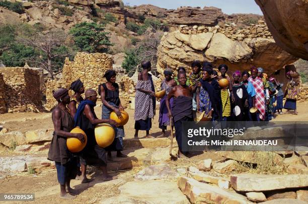 Lors des funeraille d'un fermier ancien combattant, les femmes participent defilent dans le village en mimant les geste du cultivateur puis se...