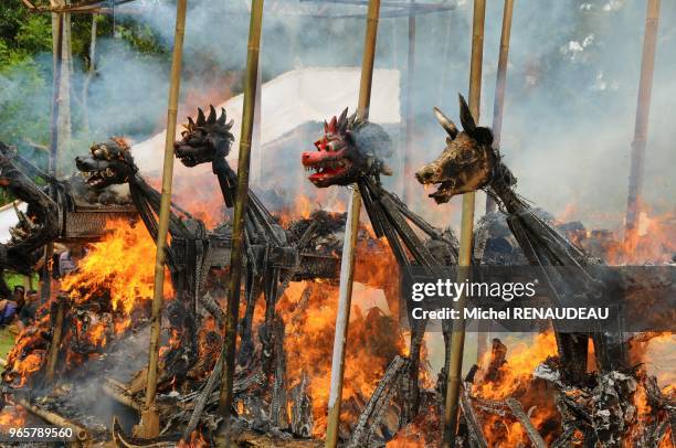 INDONESIE, BALI, RENDANG, CREMATION COLLECTIVE. LA MORT ET LA CREMATION SONT DES ETAPES DE LA MIGRATION DE L AME VERS LE PARADIS. UN DECES ET LE...