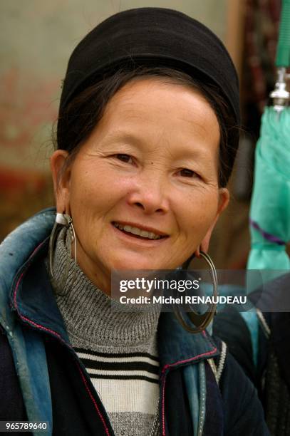 Les Hmong Noir viennent au marché de Sapa pour vendre leur artisanat et acheter ce dont ils ont besoins Les Hmong Noir viennent au marché de Sapa...