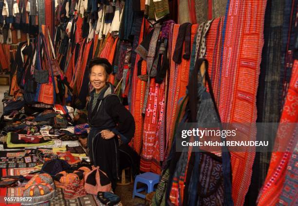 Les Hmong Noir viennent au marché de Sapa pour vendre leur artisanat et acheter ce dont ils ont besoin Les Hmong Noir viennent au marché de Sapa pour...