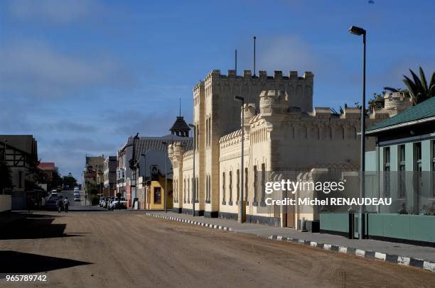 La Namibie situé dans le Sud Ouest Africain est un pays trés varié, où l'on trouve de grands espaces désertiques au sud ouest et sur la côte et au...