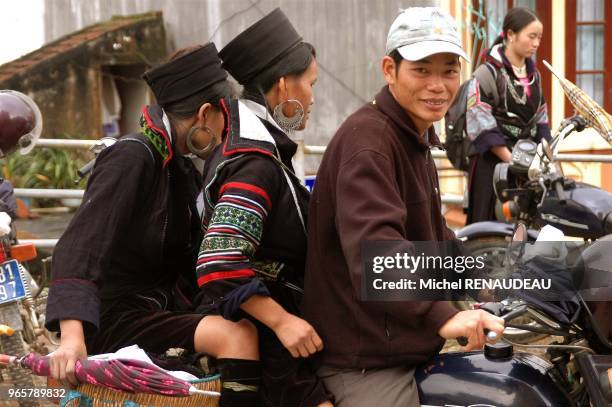 Les Hmong Noir viennent au marché de Sapa pour vendre leur artisanat et acheter ce dont ils ont besoins Les Hmong Noir viennent au marché de Sapa...