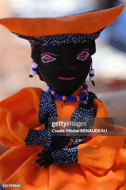 La Namibie situé dans le Sud Ouest Africain est un pays trés varié, où l'on trouve de grands espaces désertiques au sud ouest et sur la côte et au...