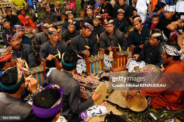 INDONESIE, BALI, RENDANG, CREMATION COLLECTIVE. LA MORT ET LA CREMATION SONT DES ETAPES DE LA MIGRATION DE L AME VERS LE PARADIS. UN DECES ET LE...