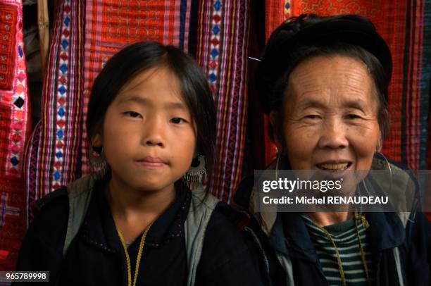 Les Hmong Noir viennent au marché de Sapa pour vendre leur artisanat et acheter ce dont ils ont besoins Les Hmong Noir viennent au marché de Sapa...