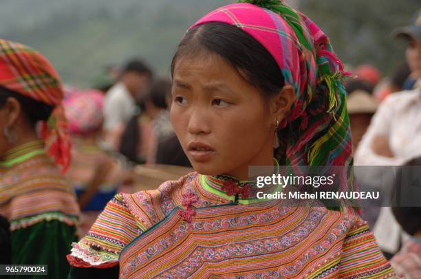 Tous les dimanches les Hmong fleuris se rendent au marché de Bac Ha pour échanger leurs marchandises et se rencontrer Tous les dimanches les Hmong...