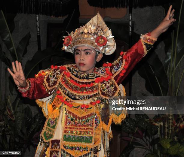 BALI, BELIMBING SPECTACLE TRADITIONNEL , GAMELAN ET DANCE DU BARIS. LE BARIS EST LE GUERRIER BALINAIS. CETTE DANSE EST PRATIQUEE PAR DES JEUNES...