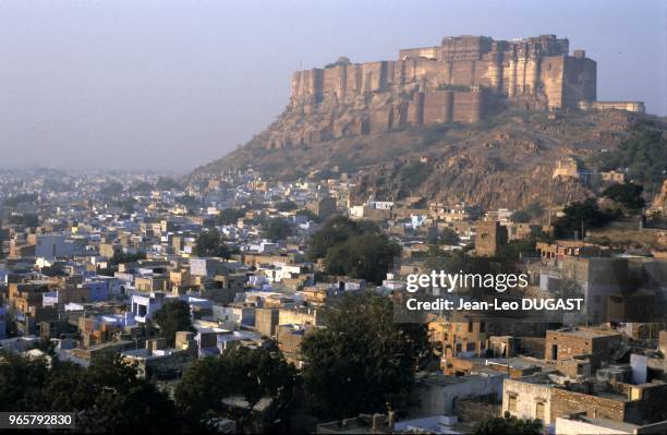 Le fort de Mehrangarh domine la Ville bleue qui se réveille sous la brume. Le fort de Mehrangarh domine la Ville bleue qui se réveille sous la brume.