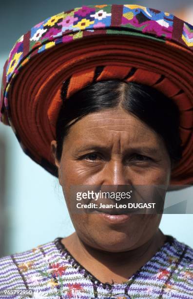 Village de Santiago. Femme maya portant le huipil, blouse de coton tissée et brodée, et la coiffe traditionnels de ce village. Village de Santiago....