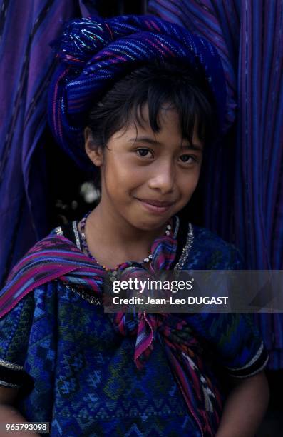 Village de Santa Catarina Palopo. Fillette maya portant le huipil, blouse de coton tissée et brodée, et la coiffe traditionnels de ce village....