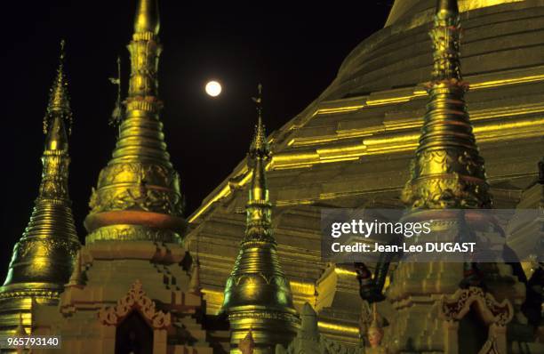 Nuit de pleine lune sur le dôme principal et les petits pagodons qui l'entourent. Nuit de pleine lune sur le dôme principal et les petits pagodons...
