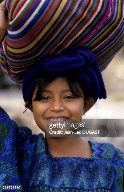 Village de Santa Catarina Palopo. Fillette maya portant le huipil, blouse de coton tissée et brodée, et la coiffe traditionnels de ce village....