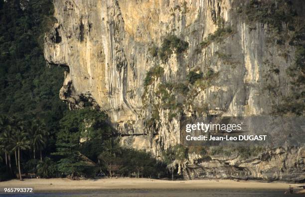 Plage de Rai-Leh avec des falaises de calcaire. Plage de Rai-Leh avec des falaises de calcaire.