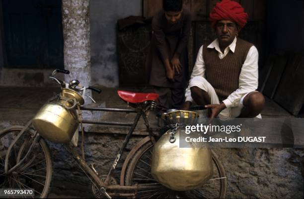 Chaque matin, les fermiers des villages alentour passent à vélo chez leurs clients pour leur apporter du lait. Chaque matin, les fermiers des...