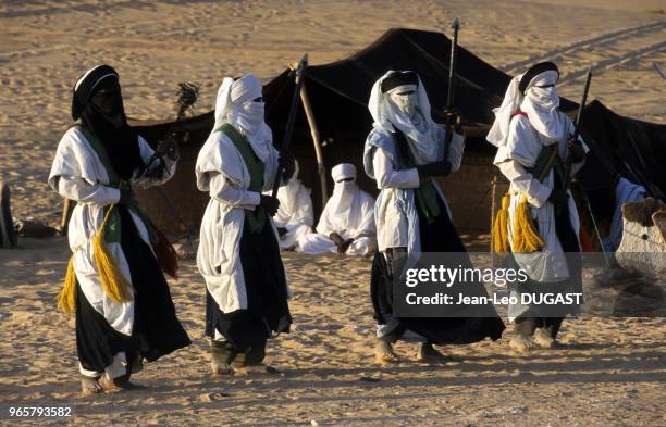 Danse de Touaregs, dans le désert. Danse de Touaregs, dans le désert.