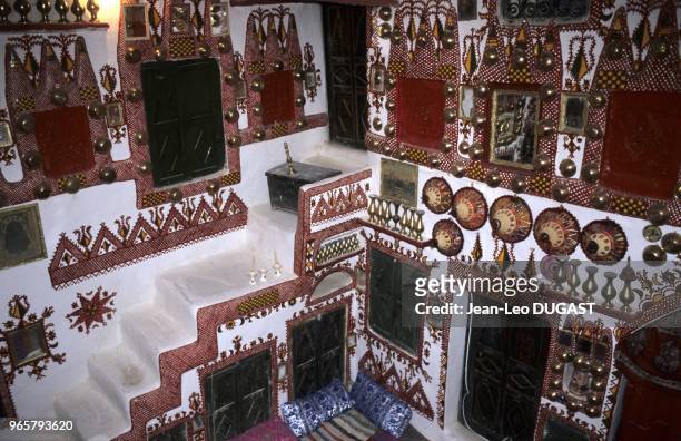 Chaque pièce d'une maison berbère présente des décors élaborés sur les murs. En 1982, la population a été invitée à quitter la médina pour...