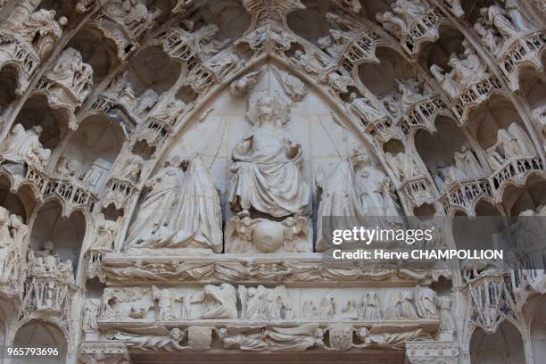 Auxerre , cathédrale Saint-Etienne, portail central. Le Christ trône entre la Vierge et saint Jean. Le linteau représente le Jugement dernier.