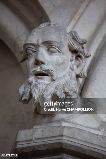 Auxerre , cathédrale Saint-Etienne, prophète du soubassement du déambulatoire.