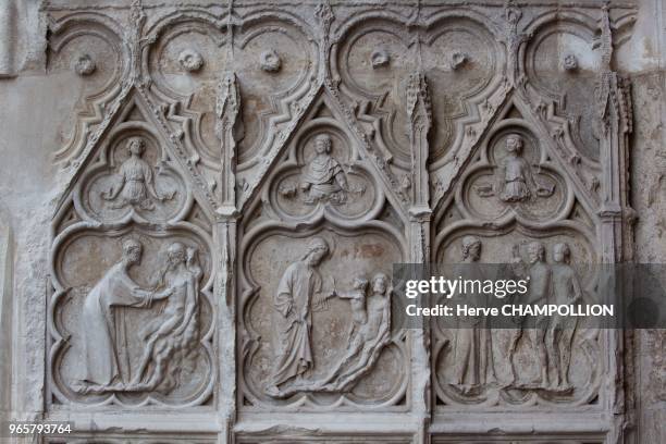 Auxerre , cathédrale Saint-Etienne, portail de gauche, représentant la vie de la Vierge et des ses parents saint Joachim et sainte Anne.