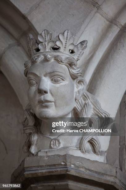 Auxerre , cathédrale Saint-Etienne, sibylle du soubassement du déambulatoire.