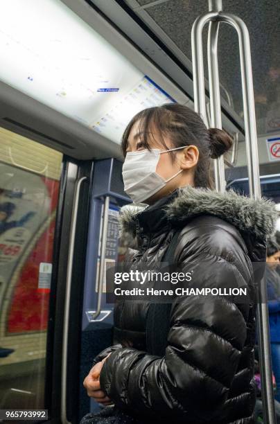 Paris , passager du métro portant un masque anti-pollution.