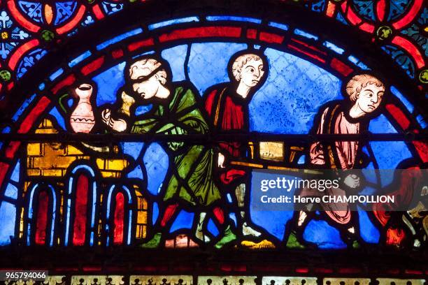 Bourges , cathédrale Saint-Etienne, vitrail de Lazare et du Mauvais Riche, signature des bâtisseurs au bas du vitrail : potier à son four et...
