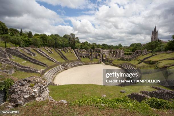 Saintes, l'amphithéâtre gallo-romain élevé au début du 1e siècle.