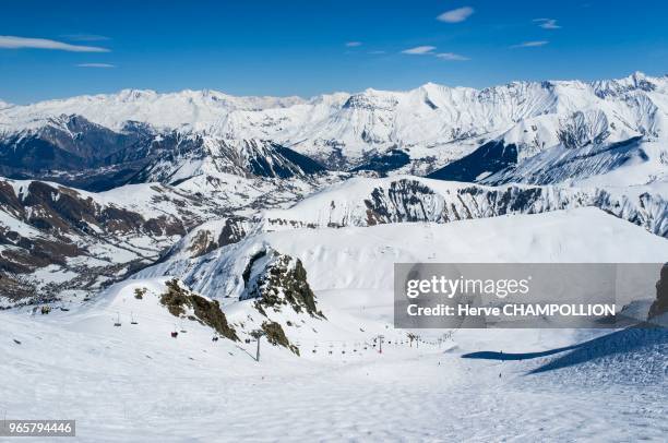 Le domaine skiable des Sybelles et le massif de la Vanoise au fond, Saint-Jean-d'Arves.