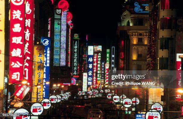 Main shopping street. Principale rue commercante.