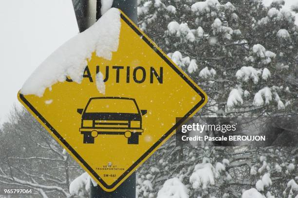 PANNEAU ROUTIER EN HIVER.