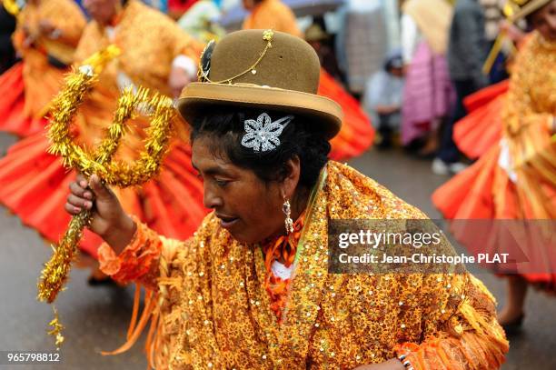 Femme peruvienne dansant a l'occasion du carnaval de la 'Candelaria' a Puno.