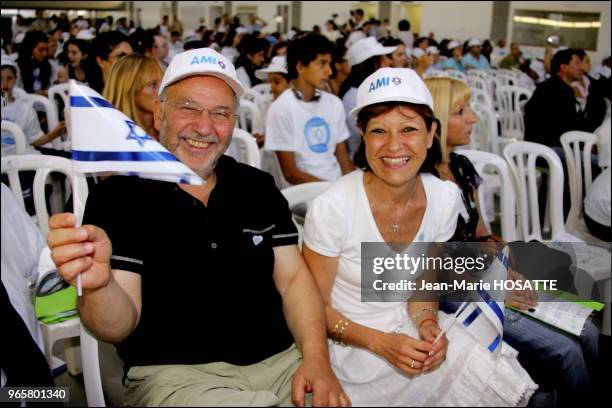 Danielle et Gerard Assuli, heureux parmi la foule des nouveaux immigrants. Danielle et Gerard Assuli, heureux parmi la foule des nouveaux immigrants.