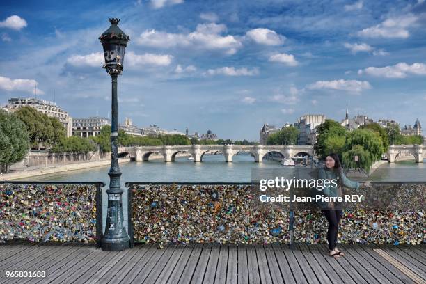 Les cadenas, que les amoureux et touristes venant du monde entier accrochent au Pont des Arts vont, Ils disparaitre?.