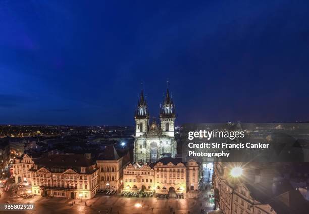 aerial image of prague's old town square (stare mesto) with tyn cathedral gothic spires illuminated at dusk in prague, czech republic - teynkirche stock-fotos und bilder