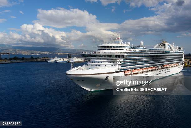 Départ du bateau de croisière 'Emerald Princess' appartenant à la société Princess Cruises, détroit de Messine, Sicile, Italie.