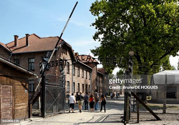 Entrée principale du camp avec la devise nazi 'Arbeit Macht Frei' . A gauche le bâtiment d'administration et désinfection des prisonniers construit...