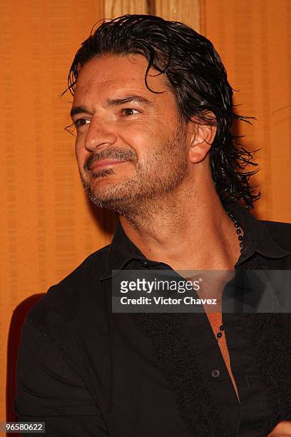 Singer Ricardo Arjona attends The "5to Piso Tour" press conference at the Hotel Presidente Intercontinental on June 3, 2009 in Mexico City, Mexico.