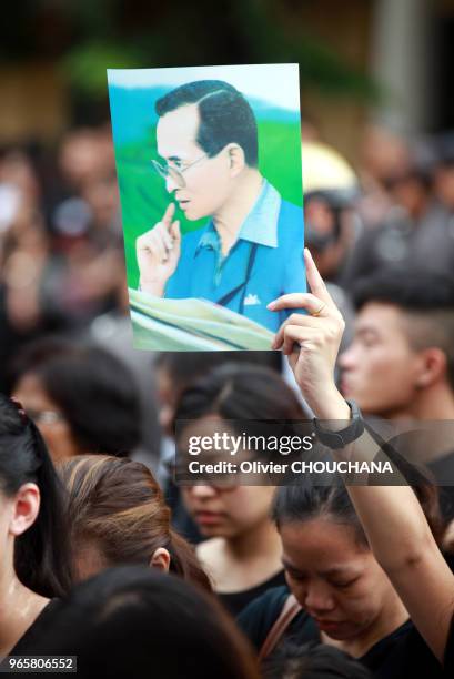 Thaïlandais en deuil se recueillant à l'annonce officielle de la mort du roi de Thaïlande, Bhumibol Adulyadej, le 13 octobre 2016, se rassemblant et...