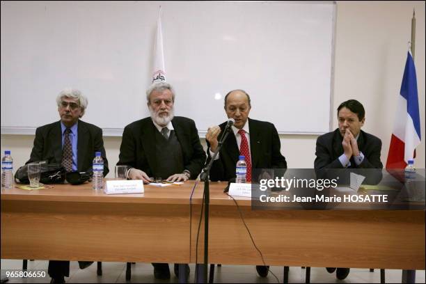 Laurent Fabius repond aux questions des etudiants palestiniens de l'universite Al Qods. A droite, le consul general de Jerusalem. A gauche, le Pr...